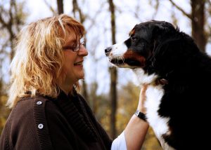 Astrid Gebhard mit ihrem Hund Sammy